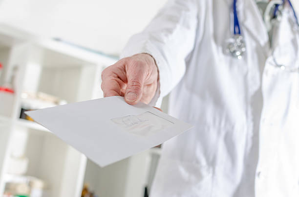 istock Doctor showing a letter 484611358