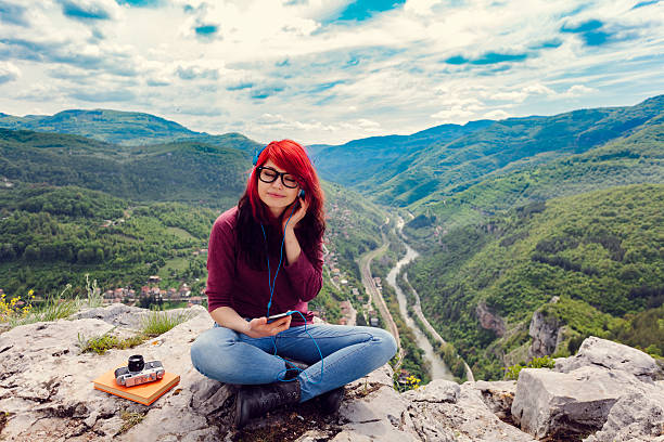 dziewczyna słuchanie muzyki na szczycie góry - high peaks audio zdjęcia i obrazy z banku zdjęć