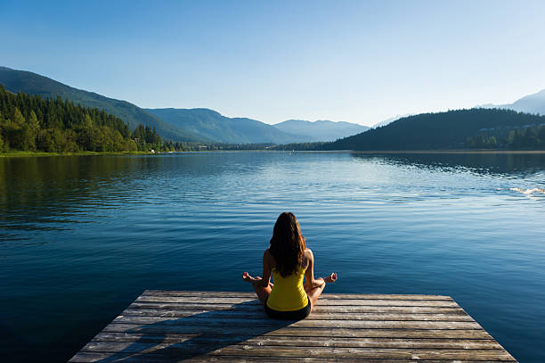 간편연결 자세 고요한 호숫가 명상 at 썬라이�즈 - lake tranquil scene landscape zen like 뉴스 사진 이미지