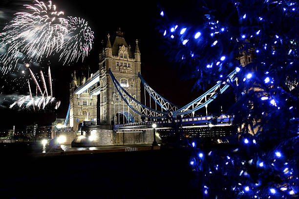 タワーブリッジ、花火、新年にロンドン,英国 - london england morning sunlight tower bridge ストックフォトと画像