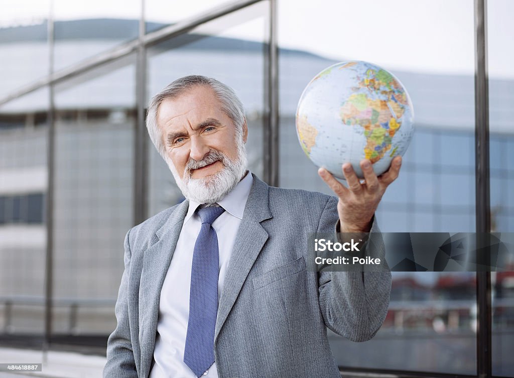 Homme d'âge mûr tenant un globe - Photo de Homme d'affaires libre de droits