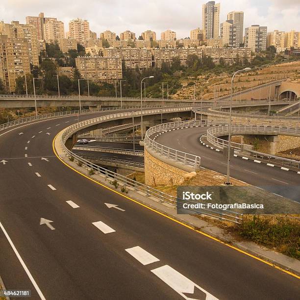 Vacía Carretera Y Edificios Foto de stock y más banco de imágenes de Aire libre - Aire libre, Arquitectura, Arquitectura exterior