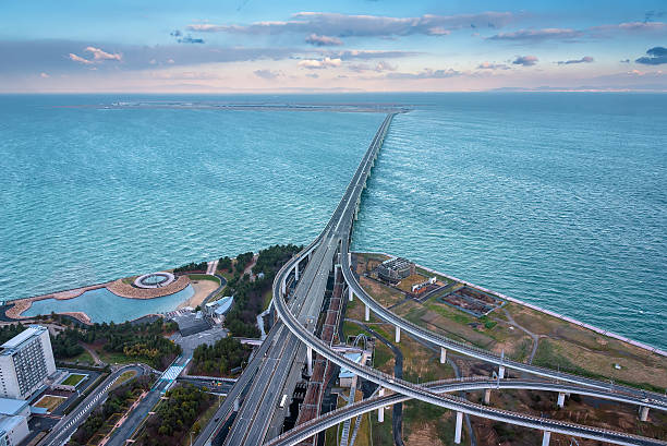 ponte ferroviario collegato all'aeroporto internazionale di kansai - kii foto e immagini stock