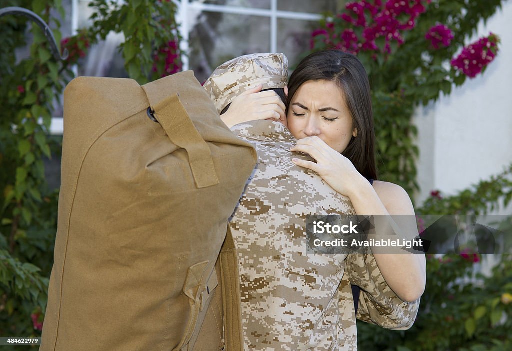Wojskowych mężczyzna wdraża żona obejmuje poziomą - Zbiór zdjęć royalty-free (Rozmieszczenie sił zbrojnych)