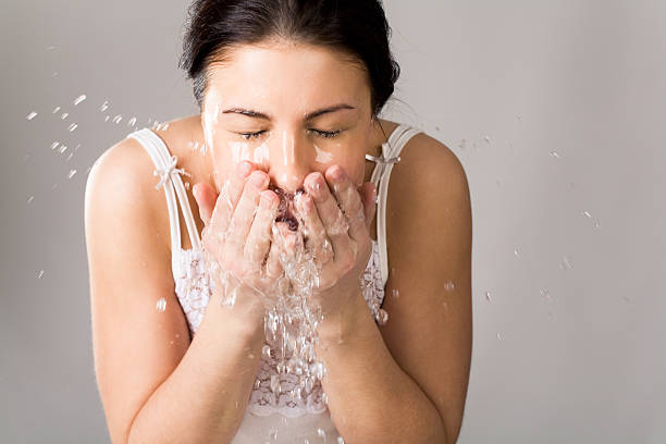 facial care - gezicht wassen stockfoto's en -beelden