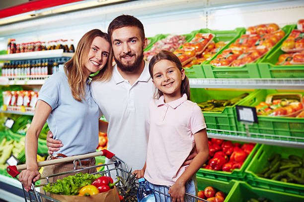 istock Family in supermarket 484623952
