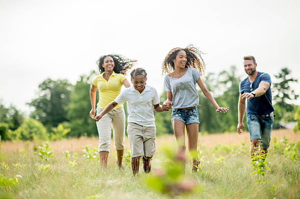 família que persegue cada - activity sport teenager nature imagens e fotografias de stock