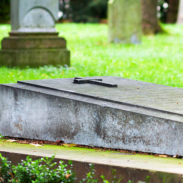 istock Cross on grave and tombstone 484647248