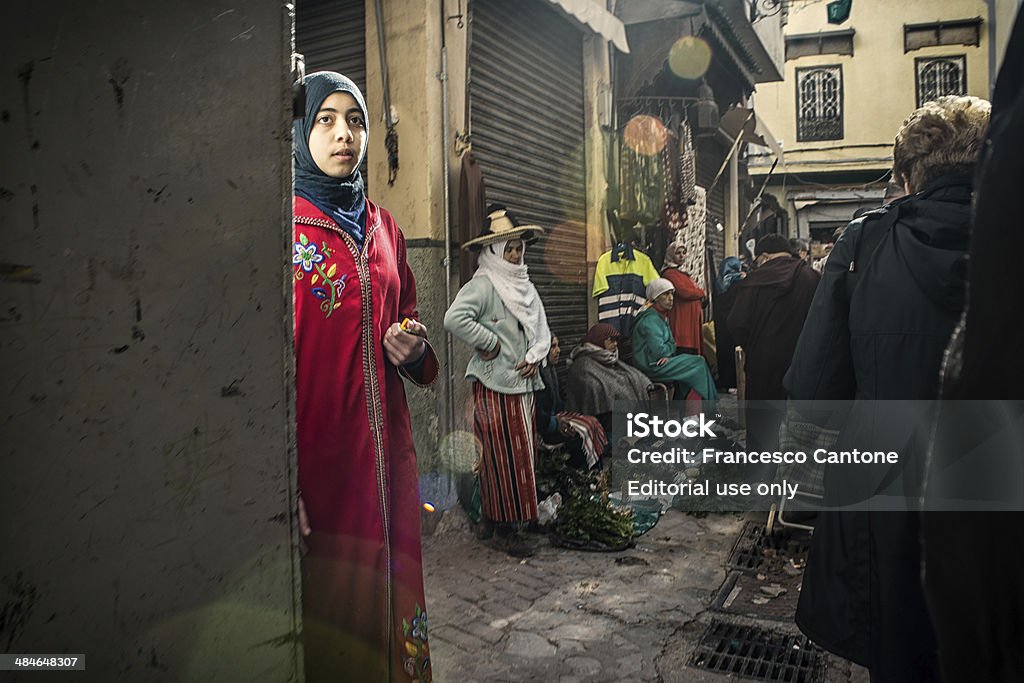 Mädchen sieht nirgendwo in den crowdy Kasbah - Lizenzfrei Tanger Stock-Foto