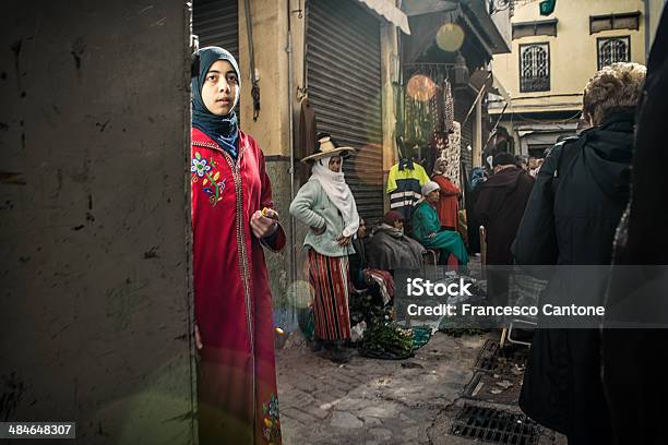 Mädchen Sieht Nirgendwo In Den Crowdy Kasbah Stockfoto und mehr Bilder von Tanger - Tanger, Marokko, Afrika