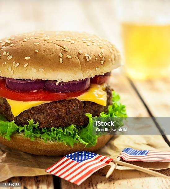 American Hamburguesa Foto de stock y más banco de imágenes de Aire libre - Aire libre, Alimento, Bandera