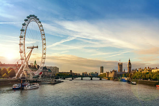 ville de londres au lever du soleil - london eye photos et images de collection