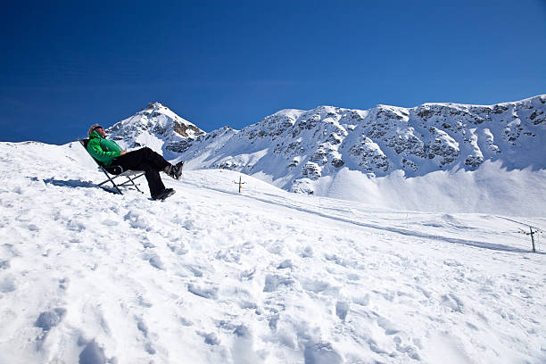 relaxant dans le soleil d'hiver - apres ski snow mountain loneliness photos et images de collection