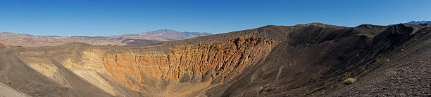 panorama del cratere di ubehebe - panoramic california mountain range southwest usa foto e immagini stock