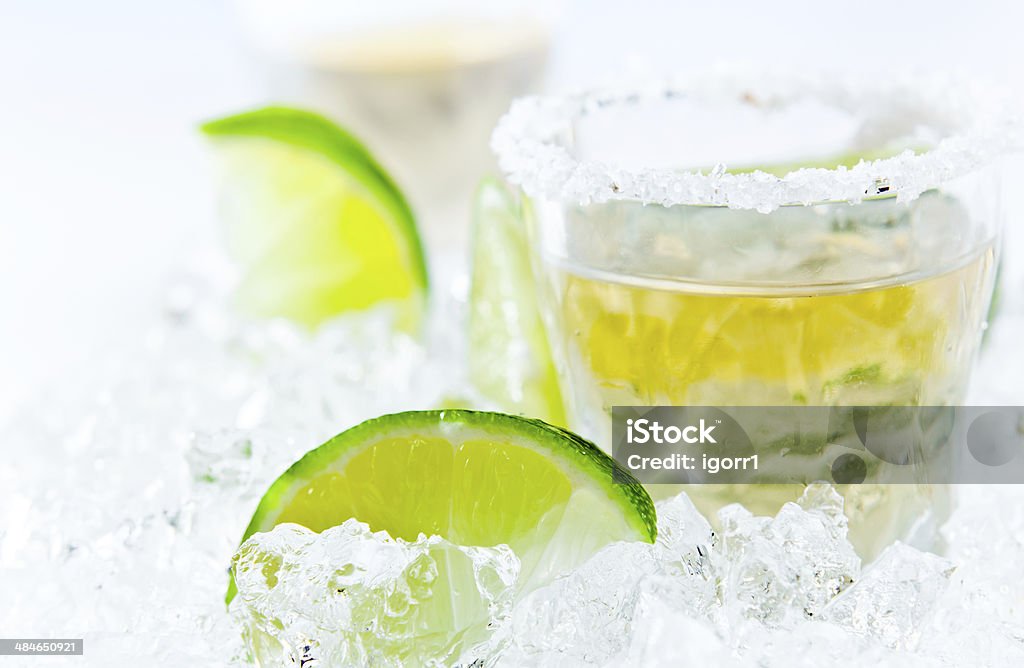 gold tequila z Sól i limonkowy - Zbiór zdjęć royalty-free (Alkohol - napój)