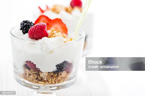 Parfait De Foto de stock y más banco de imágenes de Alimento - Alimento, Desayuno, Fotografía - Imágenes