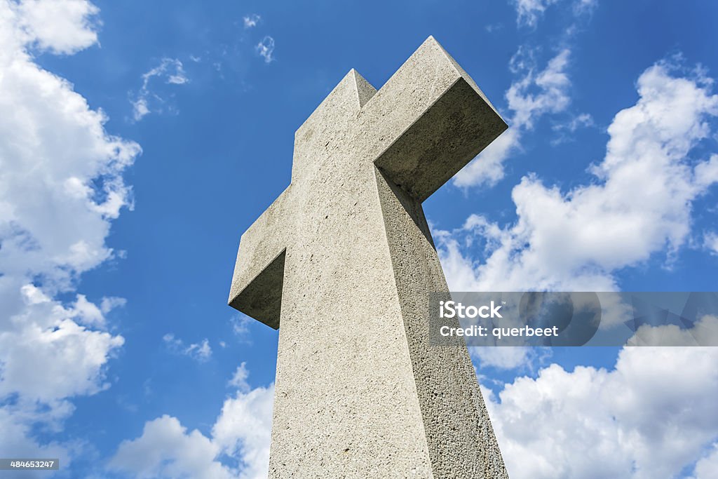 Kreuz gegen Dramatischer Himmel - Lizenzfrei Christentum Stock-Foto