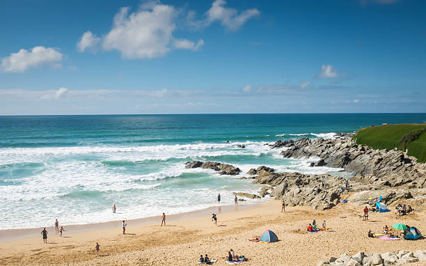 fistral ビーチ、コーンウォールイギリス、夏にます。 - beach atlantic ocean cornwall england sea ストックフォトと画像