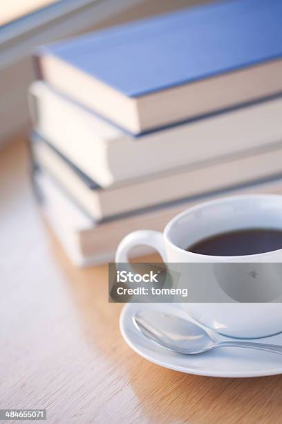 Foto de Xícara De Café E Colher Com Livros e mais fotos de stock de Bebida - Bebida, Bebida quente, Branco