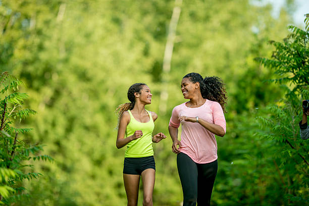 trote en el bosque - family sport exercising jogging fotografías e imágenes de stock