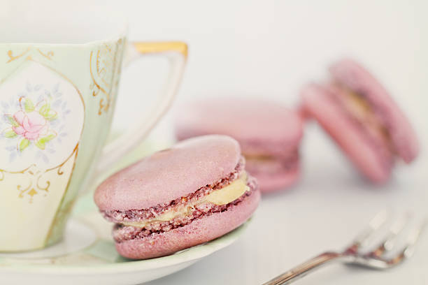 macarons 및 티 - dessert creme brulee food gourmet 뉴스 사진 이미지