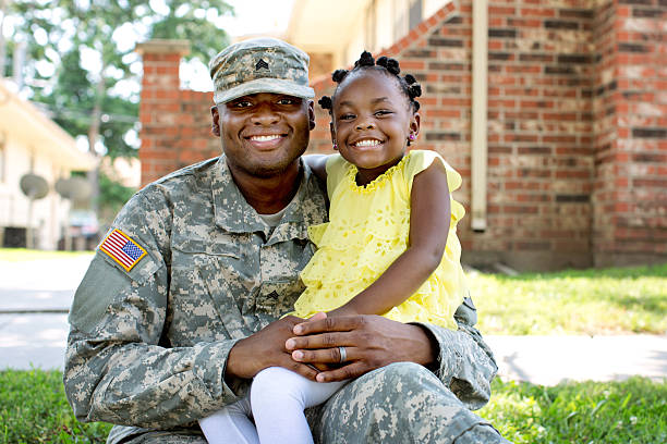american soldier e hija - military uniform fotos fotografías e imágenes de stock