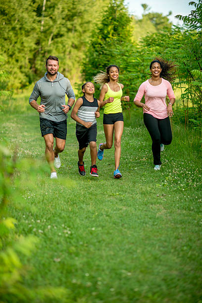 corriendo en el bosque - family sport exercising jogging fotografías e imágenes de stock
