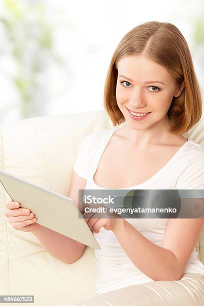 행복함 여자 태블릿 Pc 집에서요 갈색 머리에 대한 스톡 사진 및 기타 이미지 - 갈색 머리, 데스크탑 컴퓨터, 디지털 태블릿 사용하기