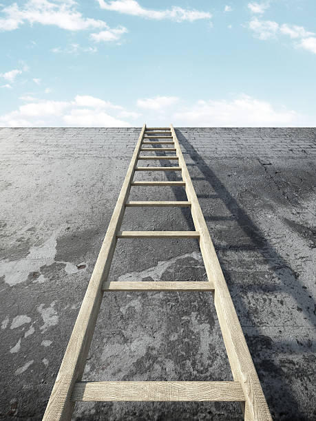 istock Ladder on grunge wall in front of sky 484667943