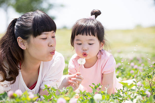 mãe e filha - baby toddler child flower - fotografias e filmes do acervo