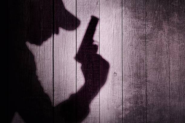 gangster o sperimentatore o spia silhouette a portafoglio in legno naturale - mafia foto e immagini stock