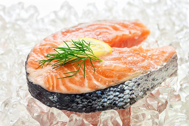 darne de saumon - freshness seafood crushed ice salmon photos et images de collection