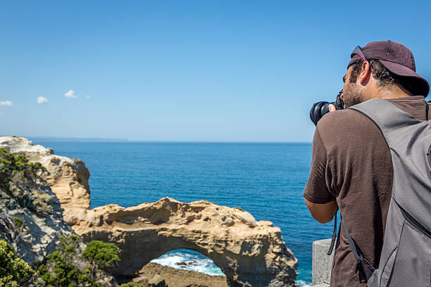 男性カメラマンの中に、デジタル一眼レフカメラで写真のビーチ - australia photographing camera beach ストックフォトと画像