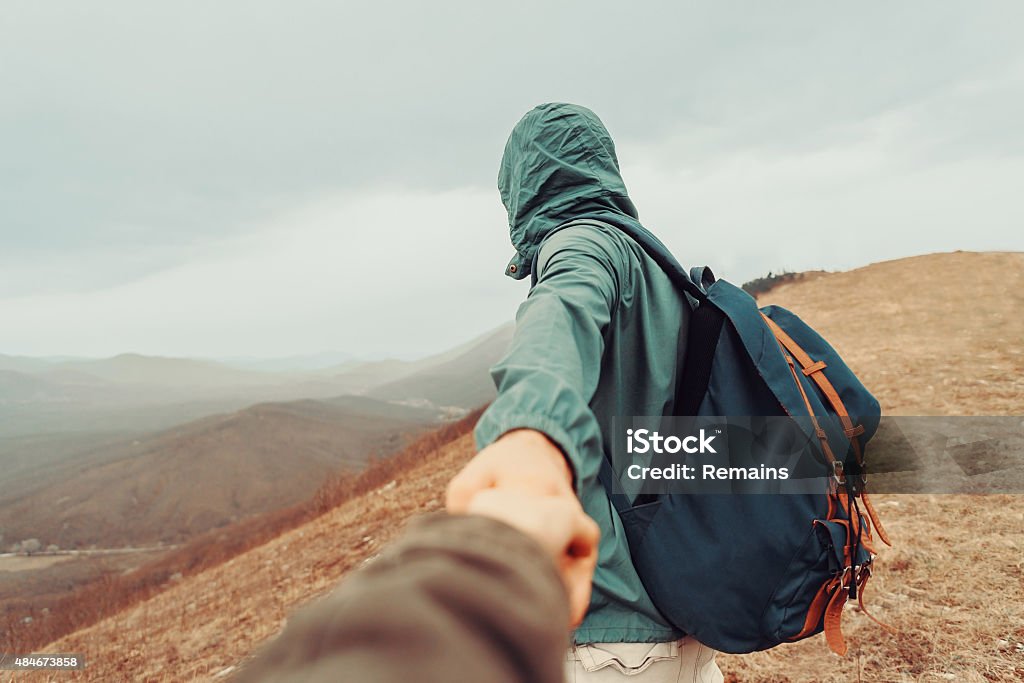 Viajeros mujer sigue un hombre en la naturaleza - Foto de stock de 2015 libre de derechos