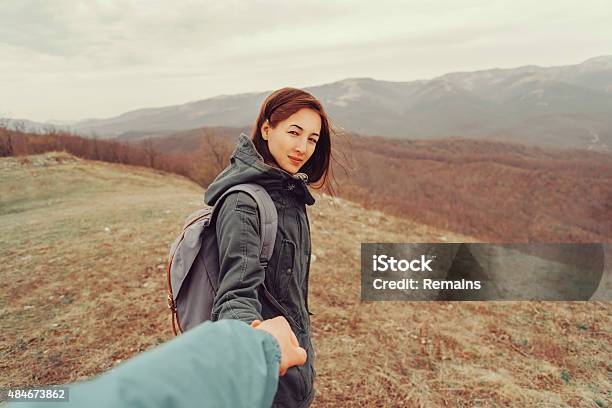 Pareja De Excursionistas Caminando En Las Montañas Foto de stock y más banco de imágenes de 2015 - 2015, Adulto, Adulto joven