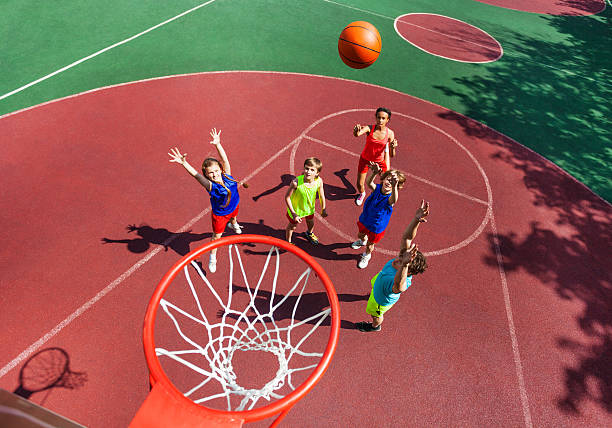 fliegender ball zum korb, ansicht von oben beim basketball - basketball teenager nature outdoors stock-fotos und bilder