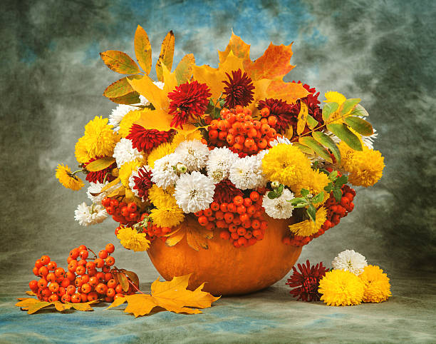 autumn 静物ます。花、フルーツと野菜を飾ります。 - bouquet flower autumn vase ストックフォトと画像