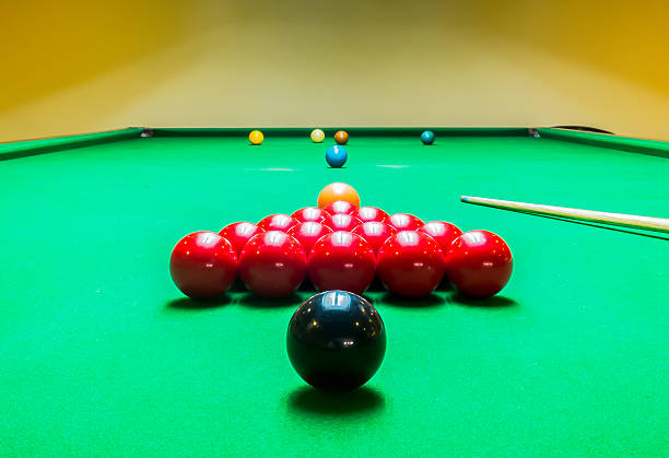 брючины украшены снукер игры, навеянные на спине - snooker ball стоковые фото и изображения