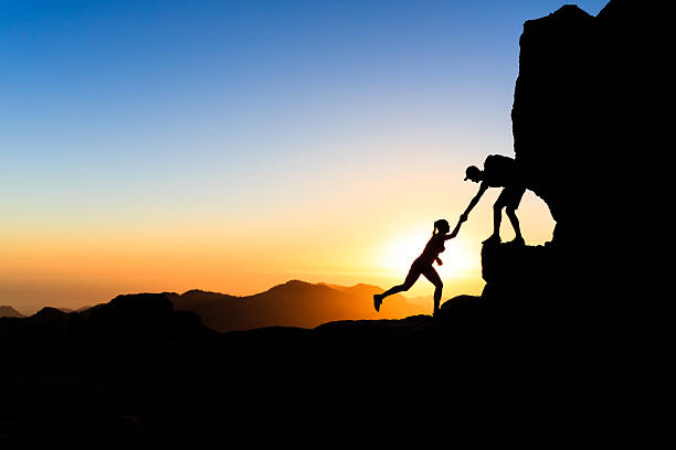 trabalho em equipe de escalada ajuda casal - mountain climbing rock climbing adventure incentive - fotografias e filmes do acervo