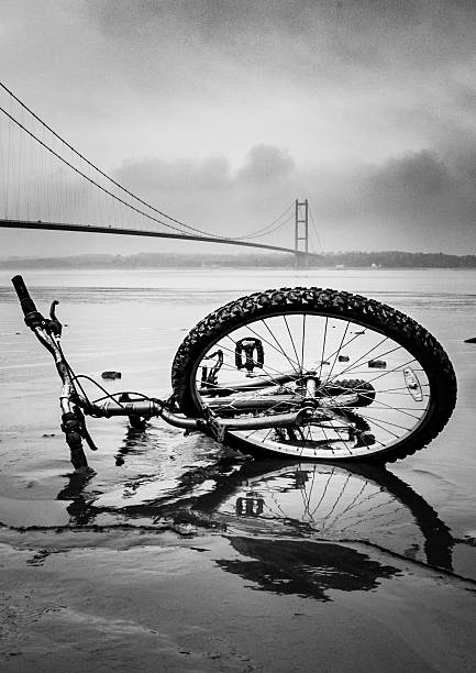 Cтоковое фото Хамбер мост и велосипед