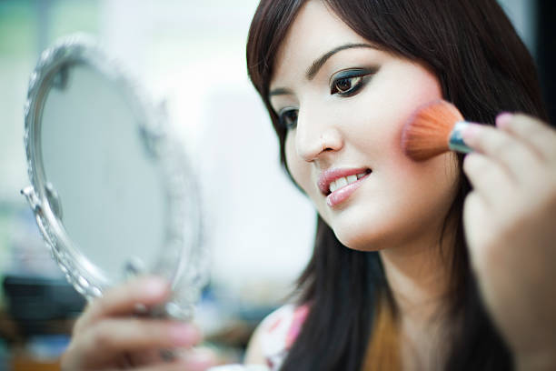 piękne azji kobieta makijaż, patrzy w lustro. - brushing women make up ceremonial makeup zdjęcia i obrazy z banku zdjęć