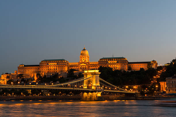 széchenyi ponte das correntes e palácio real no anoitecer - danube river chain bridge budapest hungary imagens e fotografias de stock