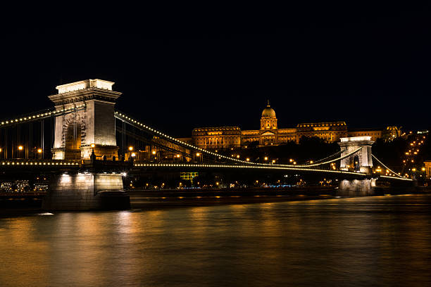 széchenyi ponte das correntes e palácio real à noite - danube river chain bridge budapest hungary imagens e fotografias de stock