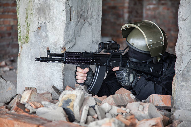 Special forces operator Special forces operator in black uniform and bulletproof spetsnaz stock pictures, royalty-free photos & images
