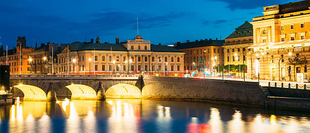 notte vista del vecchio ponte illuminato norrbro a stoccolma, che è svedese - norrbro foto e immagini stock