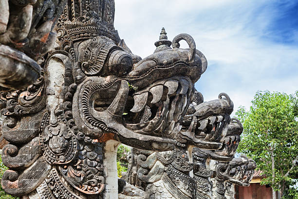 simbolo bali-tempio indù su sfondo del monte agung - god bali security guard macro foto e immagini stock