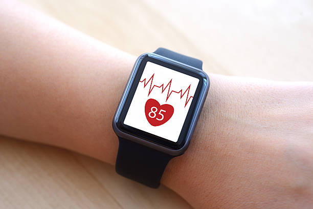 smartwatch visualizzazione monitor frequenza cardiaca - pulse clock foto e immagini stock