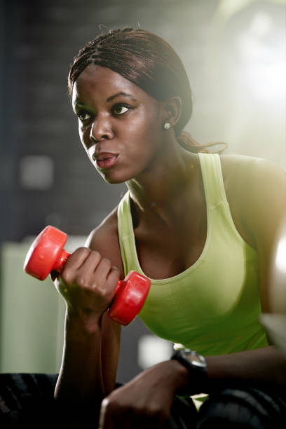 istock Lifting her way to awesome arms 484706696