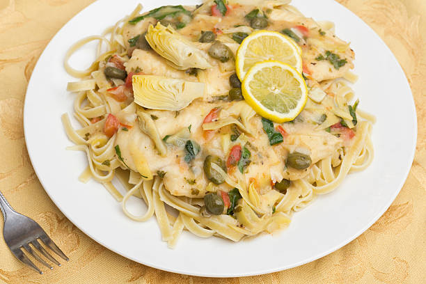 frango piccata linguine - caper sauce imagens e fotografias de stock