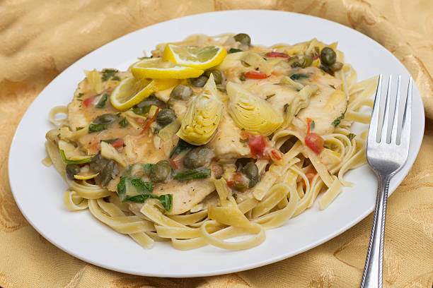 пиката из курицы linguine - veal cutlet piccata picatta стоковые фото и изображения